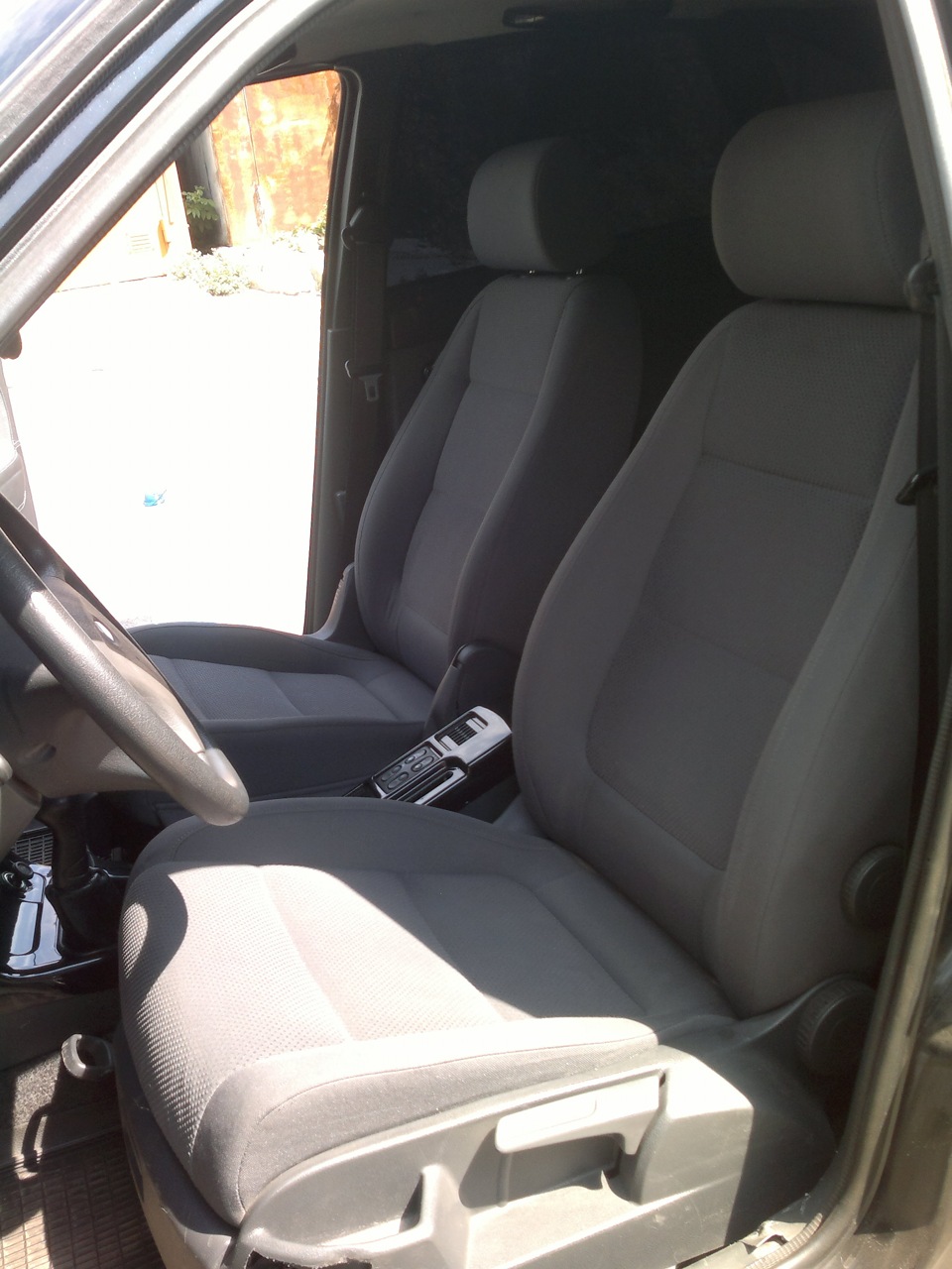 Передні сидіння Volkswagen Tiguan 2011 5