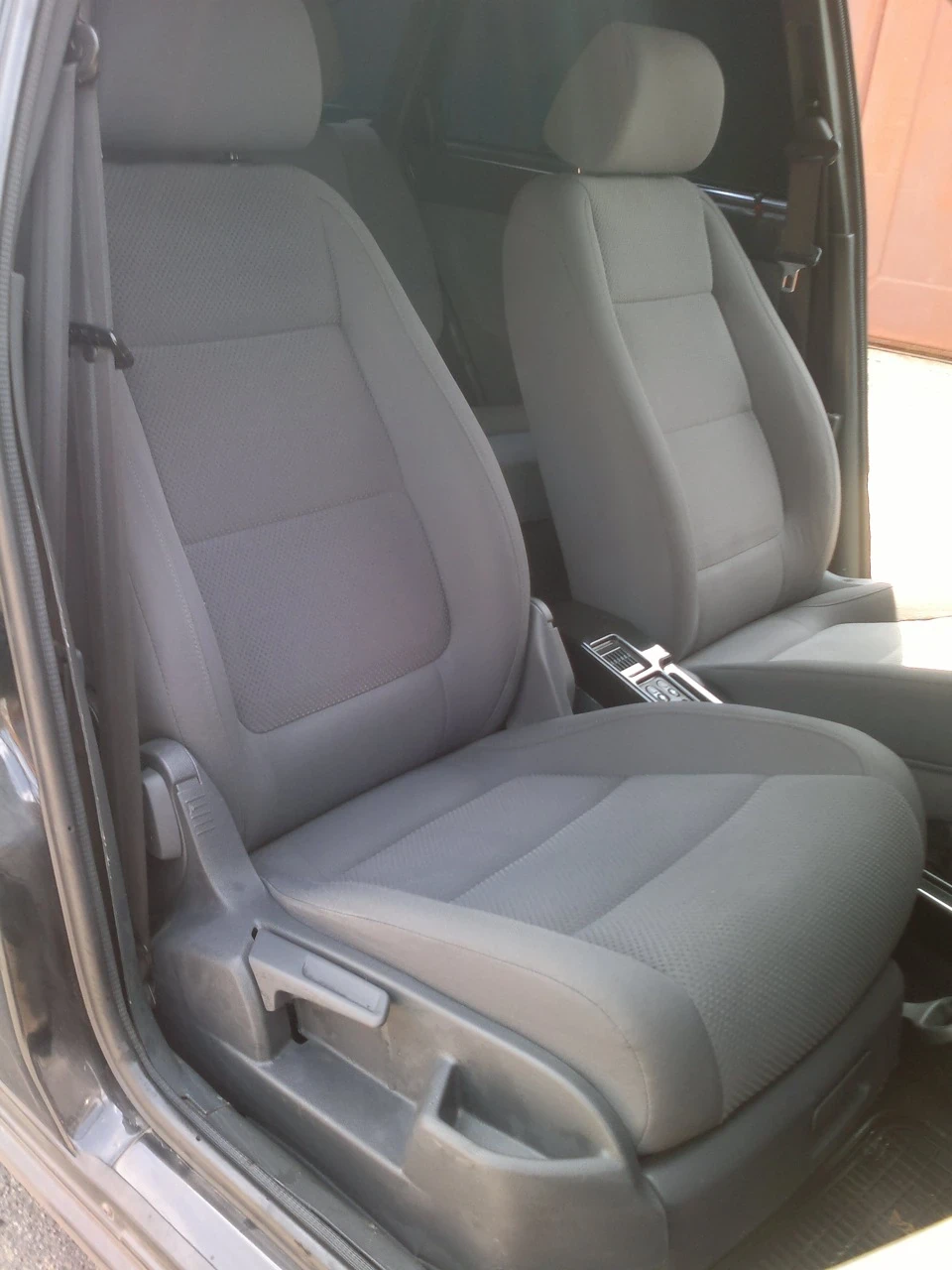 Передні сидіння Volkswagen Tiguan 2011
