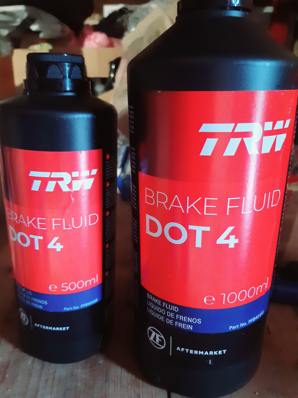 Тормозна рідина TRW DOT4 та вентилі коліс VAG 1