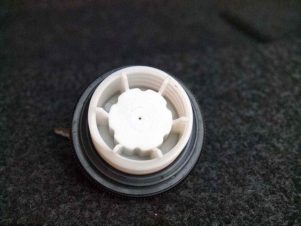 Черговий артефакт: Petrol Locking Cap 4