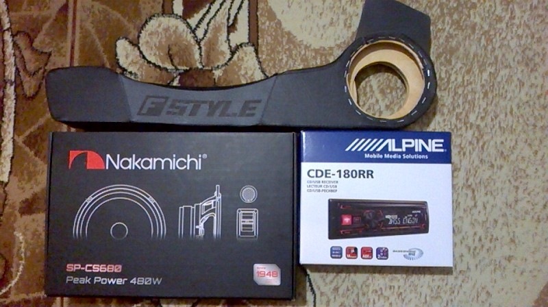 Alpine CDE-180 і Nakamichi SP-CS680 1