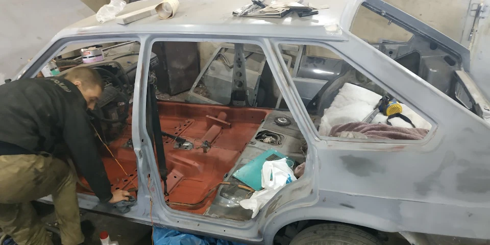 обробка днища салону та фарбування.