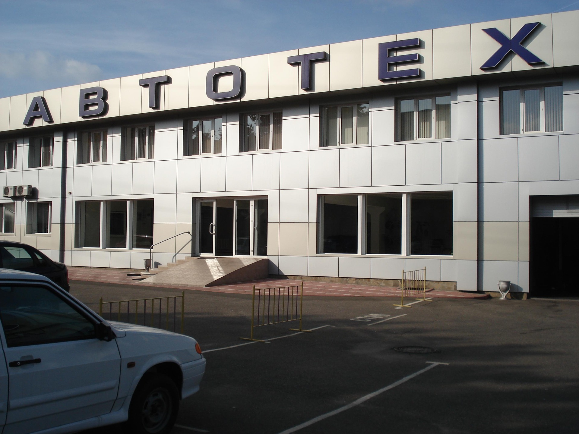 Моменти в автосалоні 1