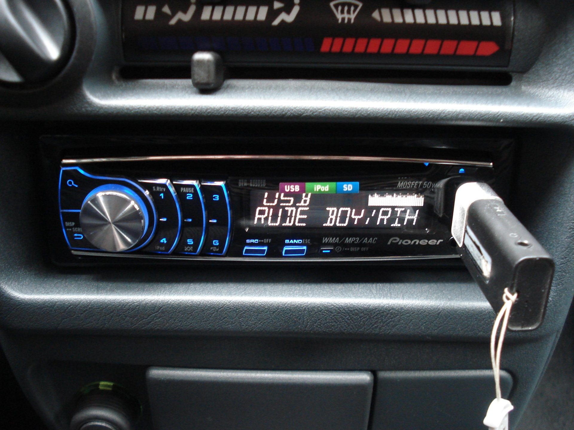 Pioneer DEH-6350 SD у дії 1