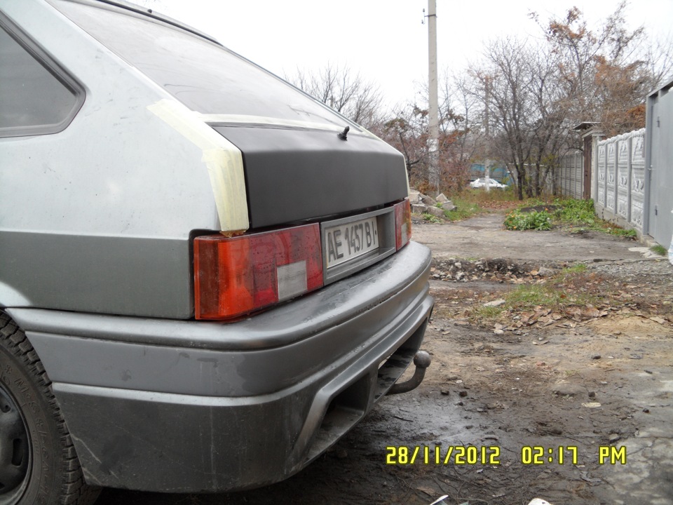 Закрив дірки на кришці багажника. 4