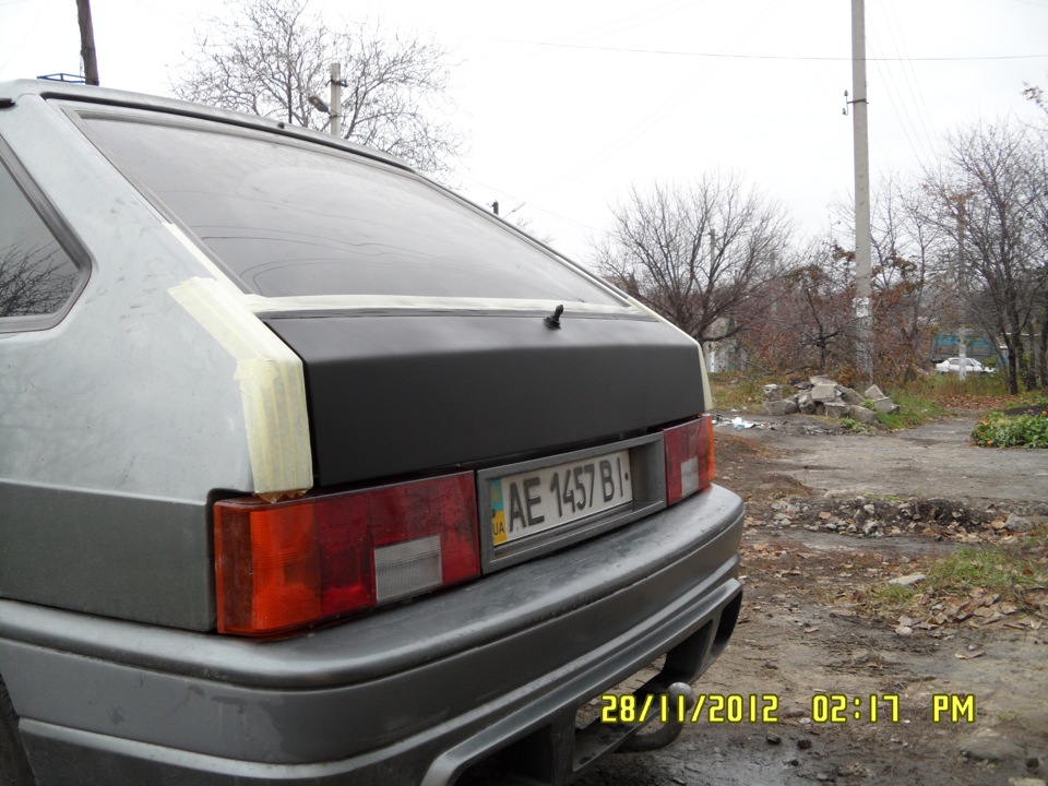 Закрив дірки на кришці багажника. 3