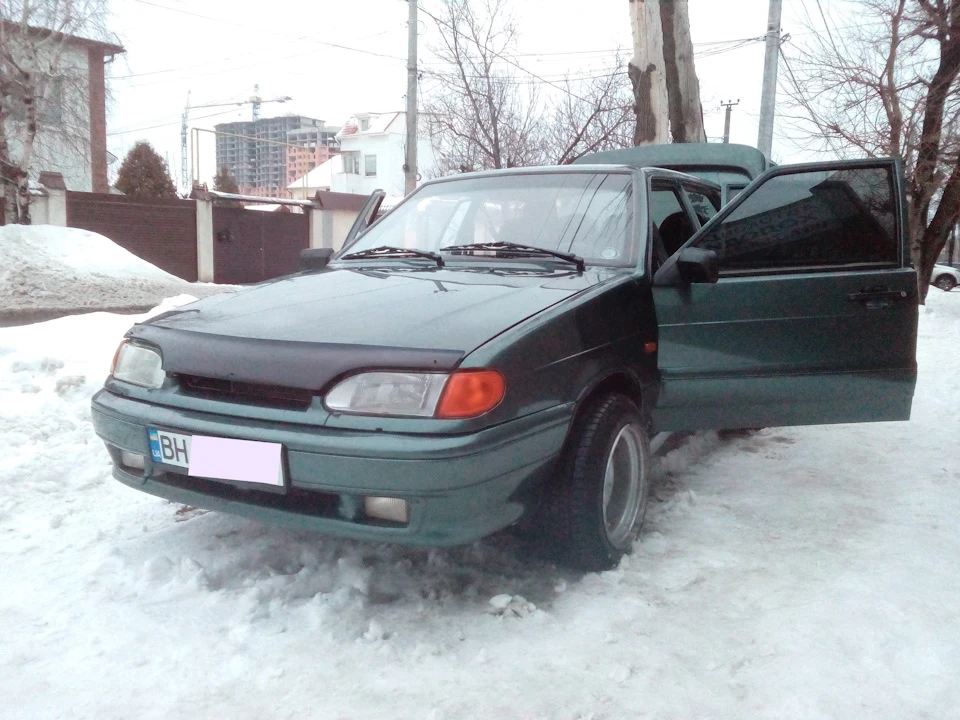 приймає душ)