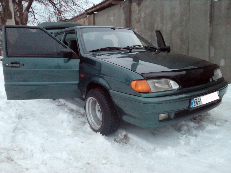 приймає душ) 2