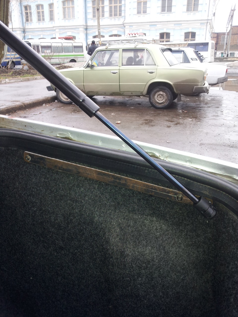 Газові упори в багажник 3
