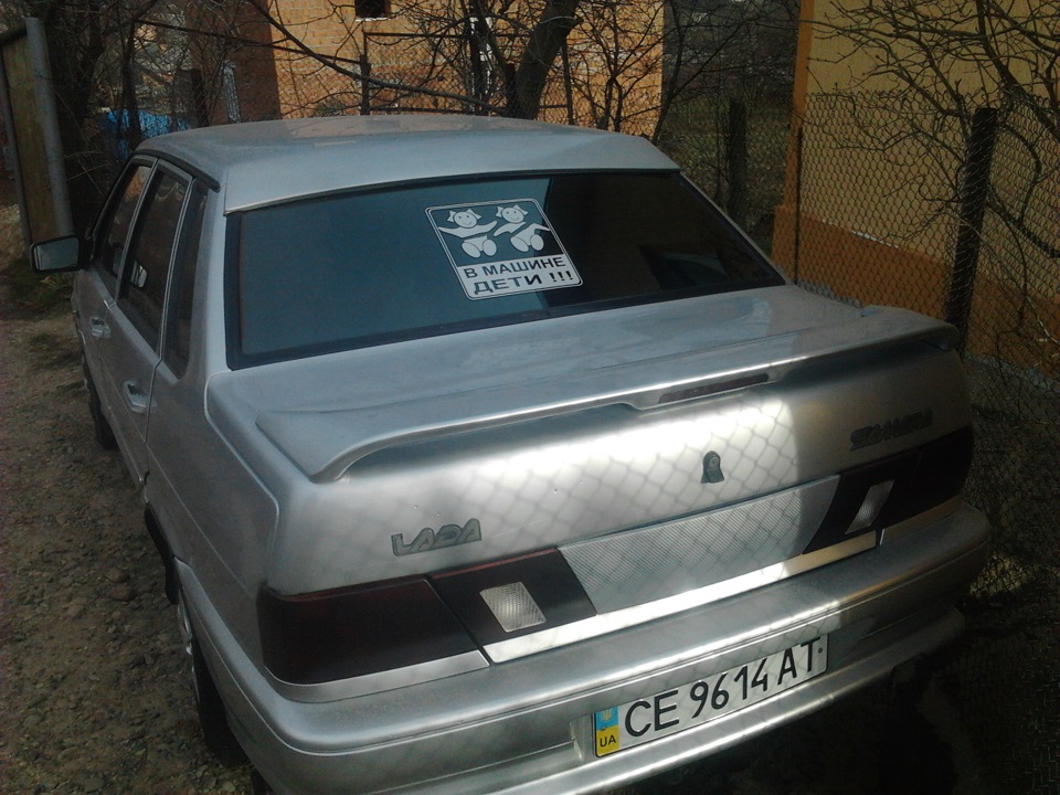 Наклеювання на заднє скло 1