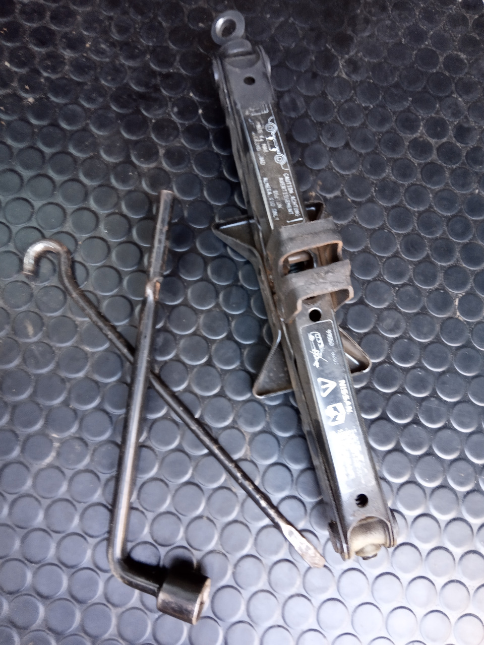 Продам Домкрат Nissan. Vaz 3