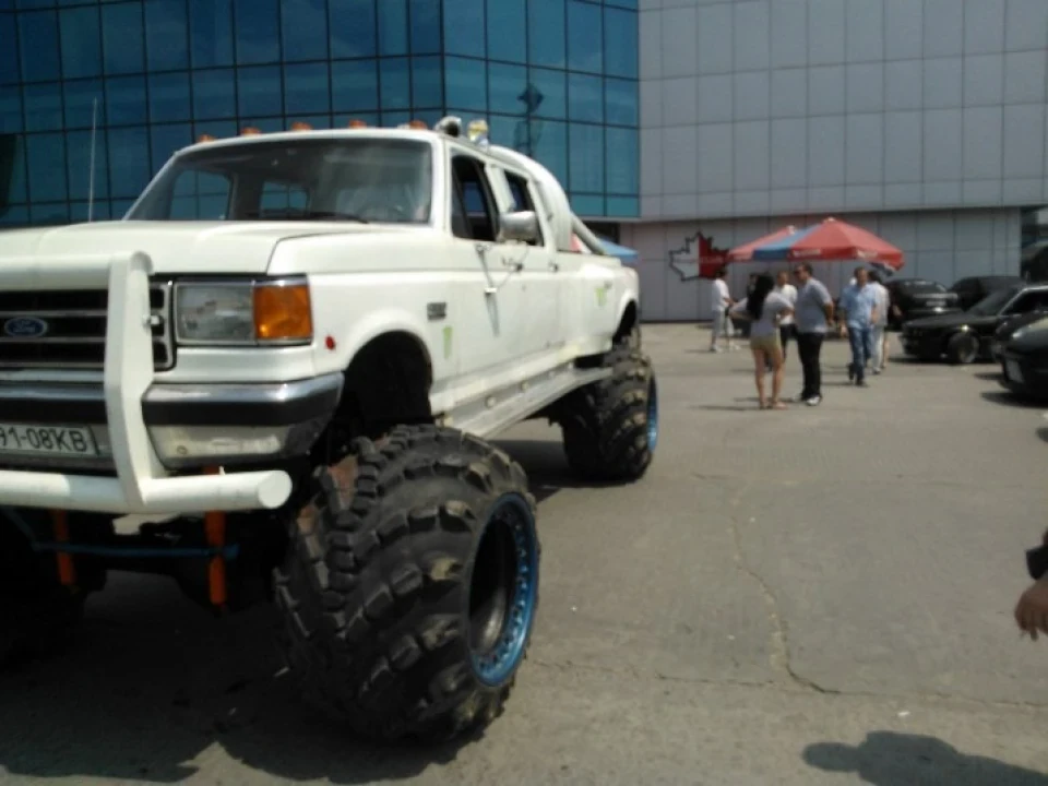 З'їздили на змагання з автозвуку та тюнінгу. Вигуляли Гномку