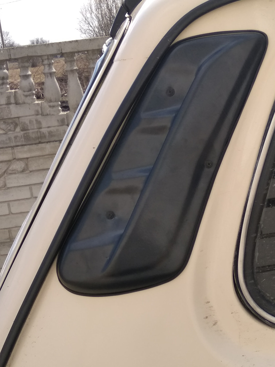 Новий повітрозабірник на капот і нові вуха на задні стійки 2