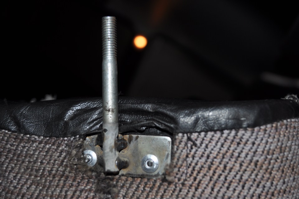 Розпірка за задніми сидіннями та кріплення спинки. 1