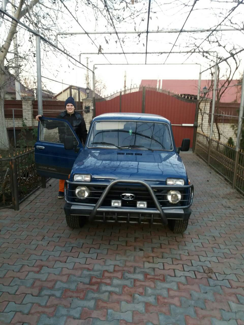 Кенгурятник поставив 2