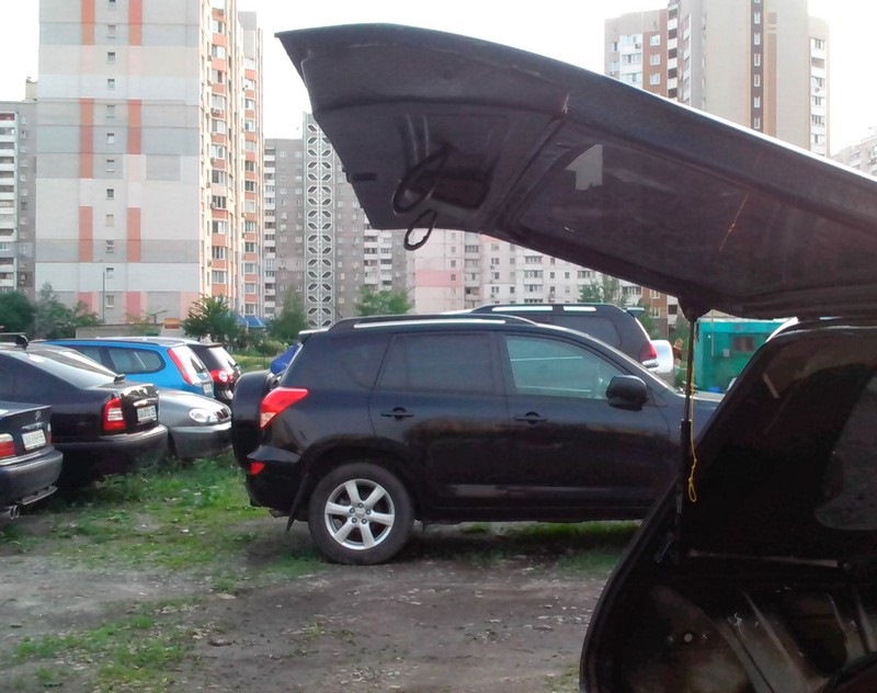 Ремінці в задні двері. Дуже зручно і корисно. 3