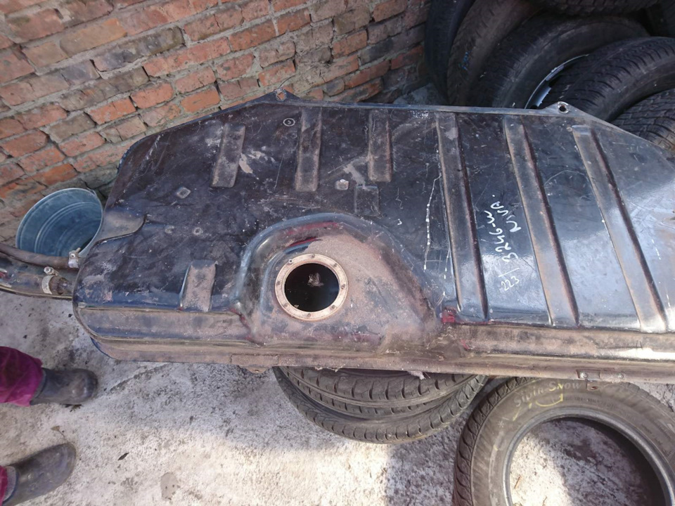 Інжекторний паливний бак 21214 1