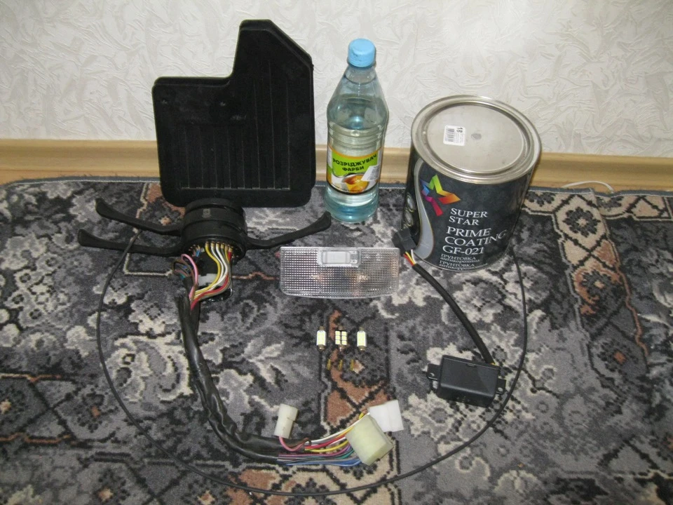 Жорстка стеля, килим, бризковики та стійки.