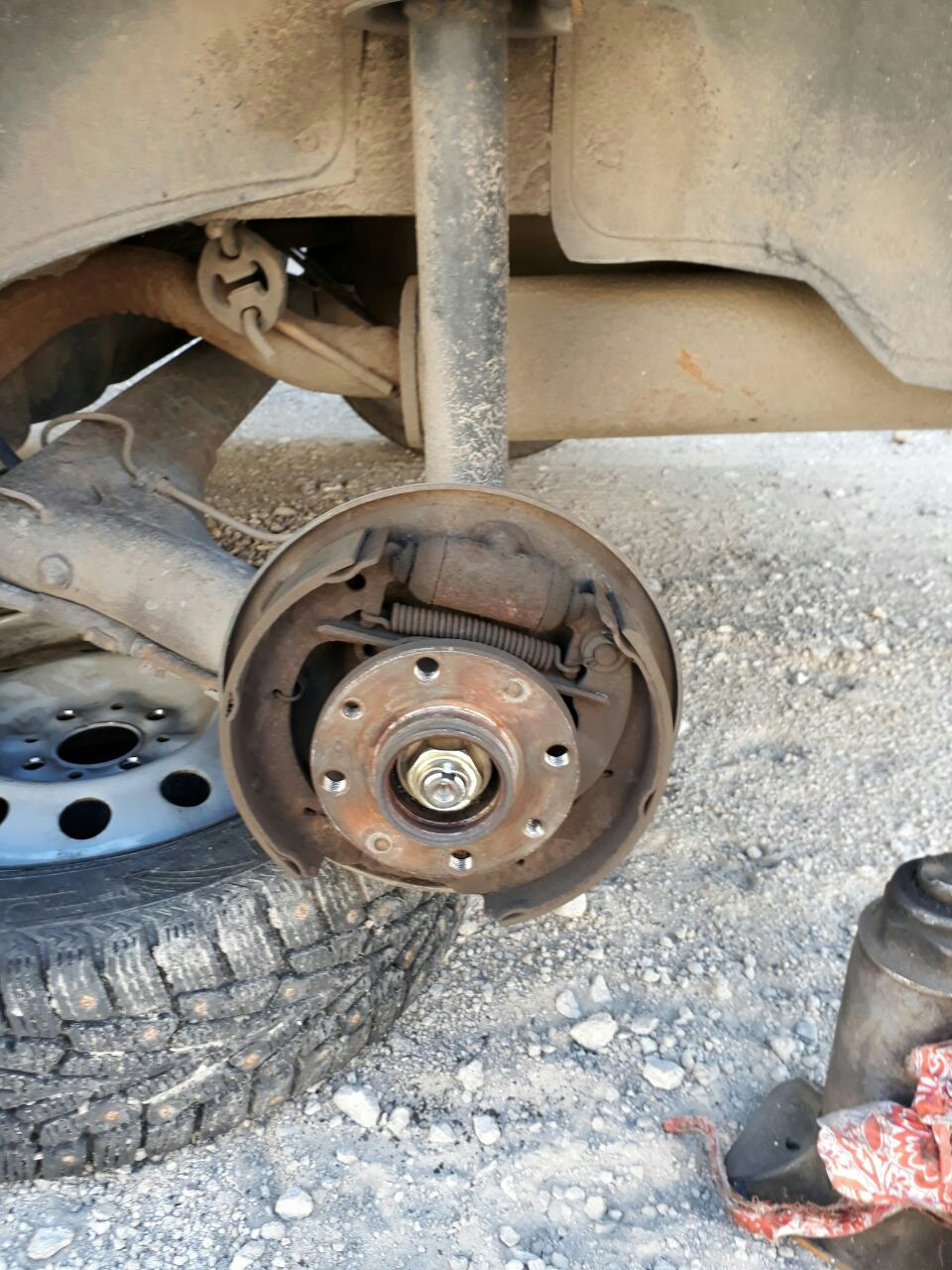 Заміна задніх колодок 4