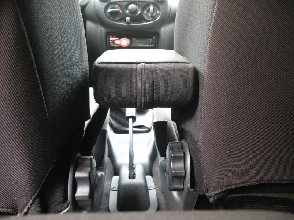 Фірмовий підлокітник у LADA Kalina 4