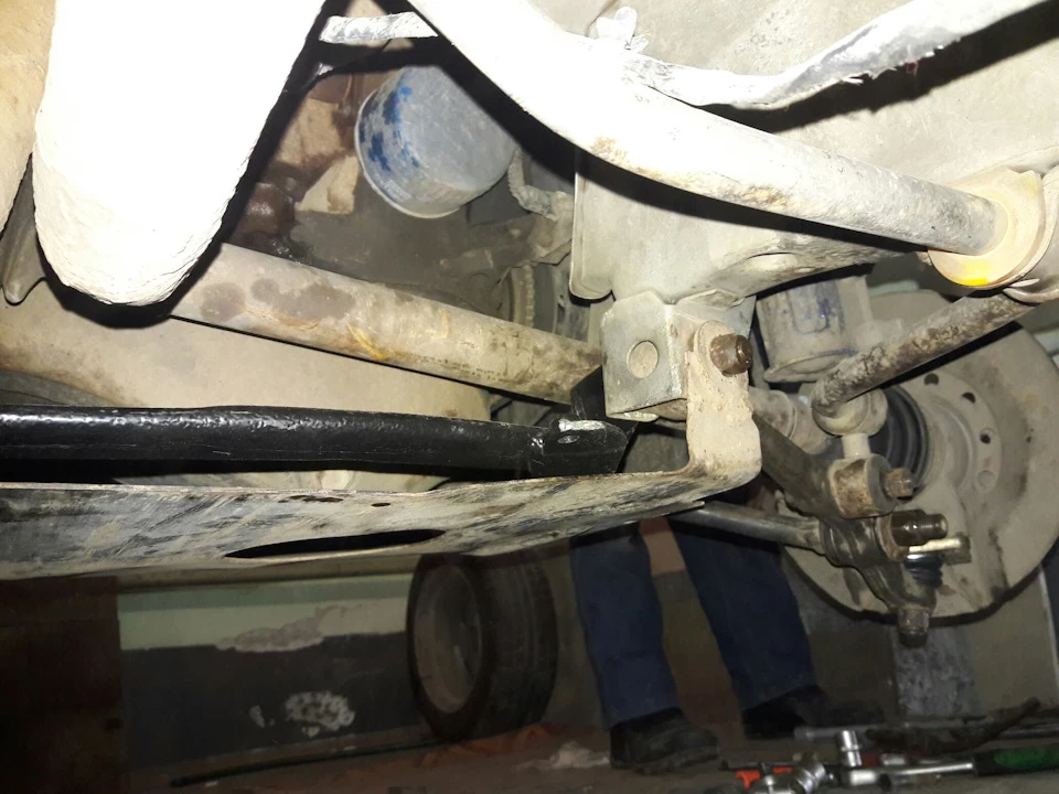 Встановлення нижньої розпірки