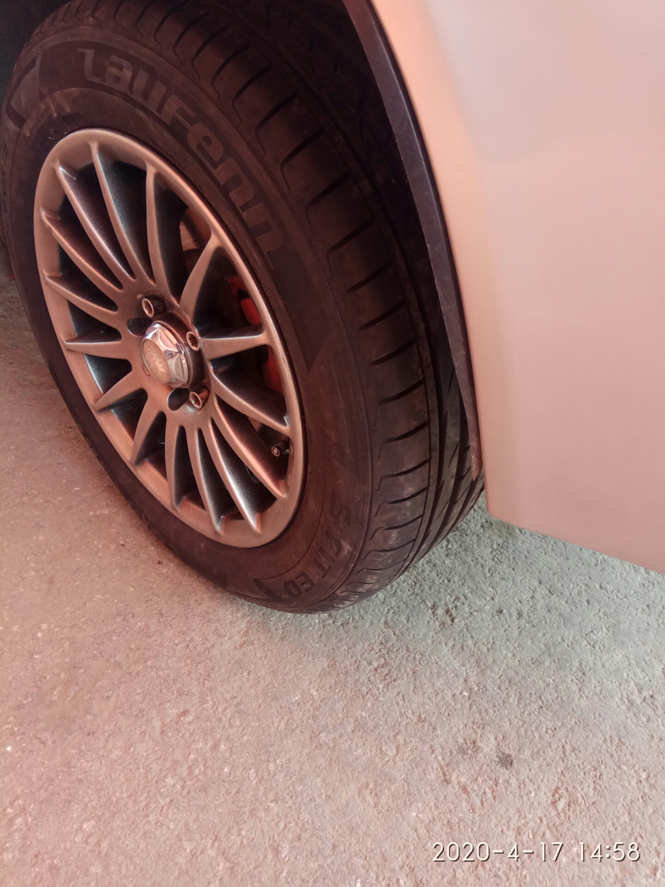 Нова гума Laufen 195/60 R15 4