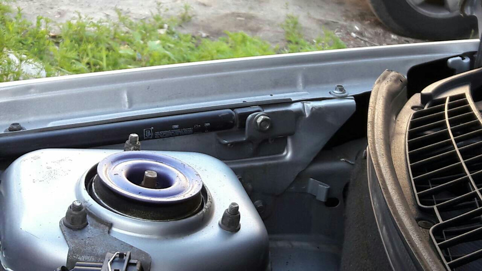 упори капота 1