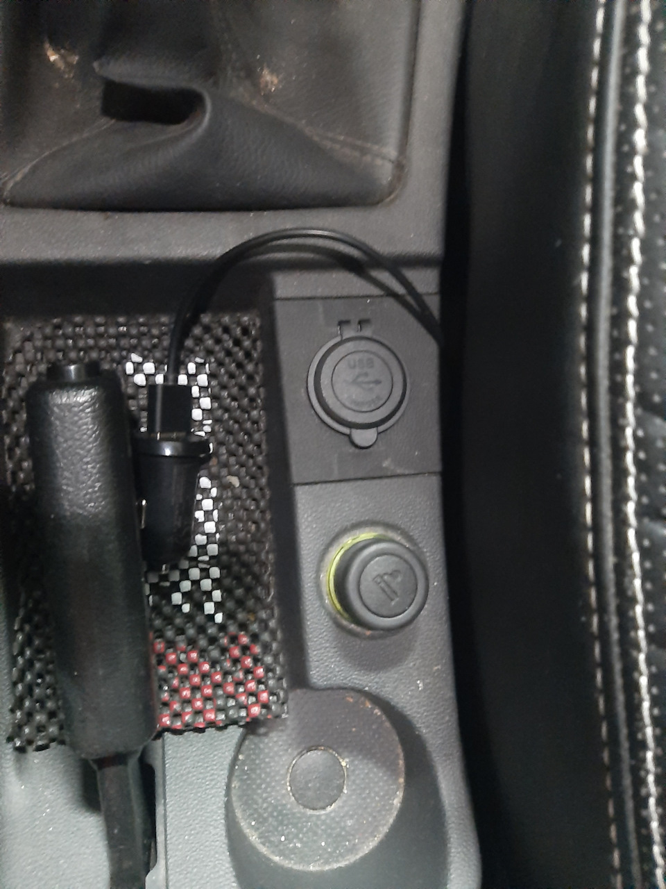Додаткова розетка USB 4