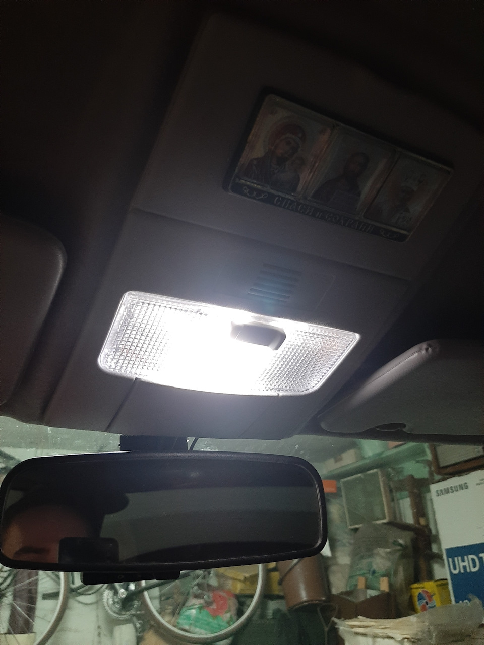 Заміна лампи підсвічування салону на діодну 4