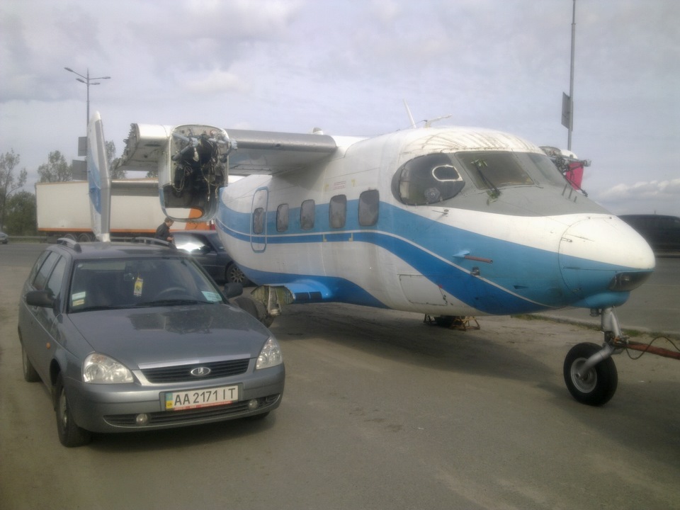 У Києві літак сів просто на автомобільну дорогу! 1