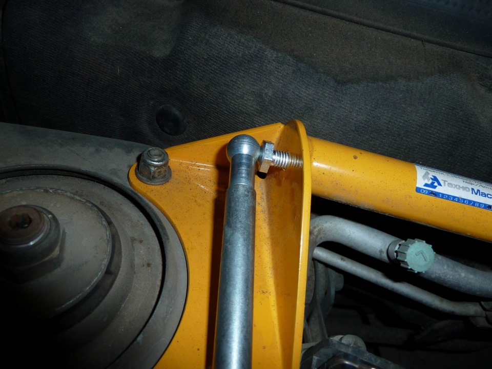 Упор капота на місці 2