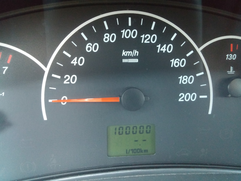 Передній правий габарит і кришка фари велика, а також 100 000 км.)) 5
