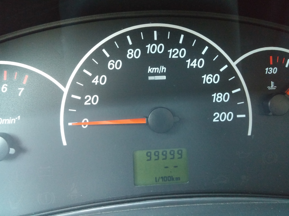 Передній правий габарит і кришка фари велика, а також 100 000 км.)) 4