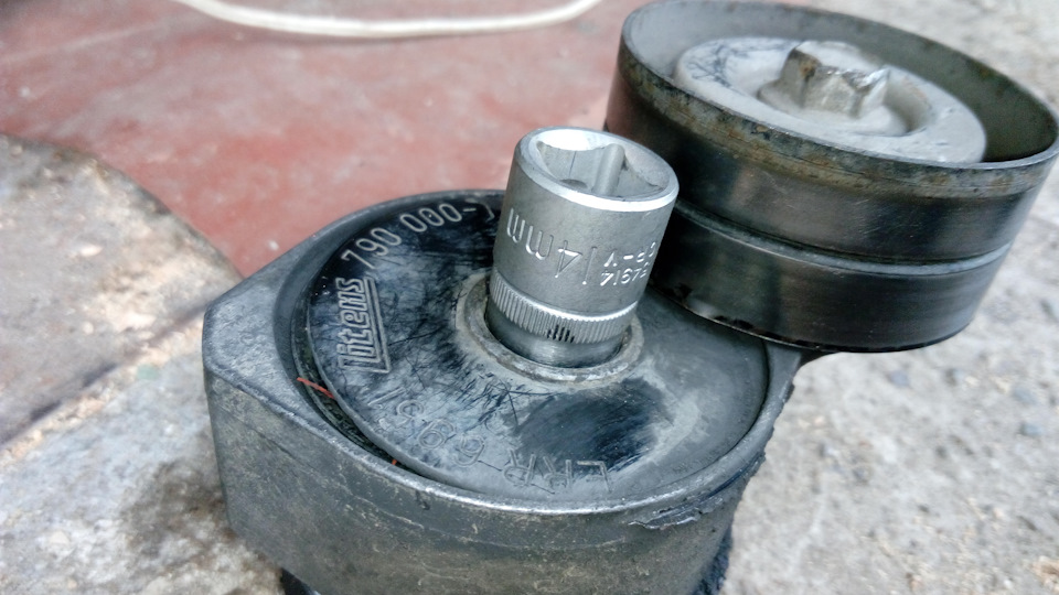 Замінив натягувач ременя 4