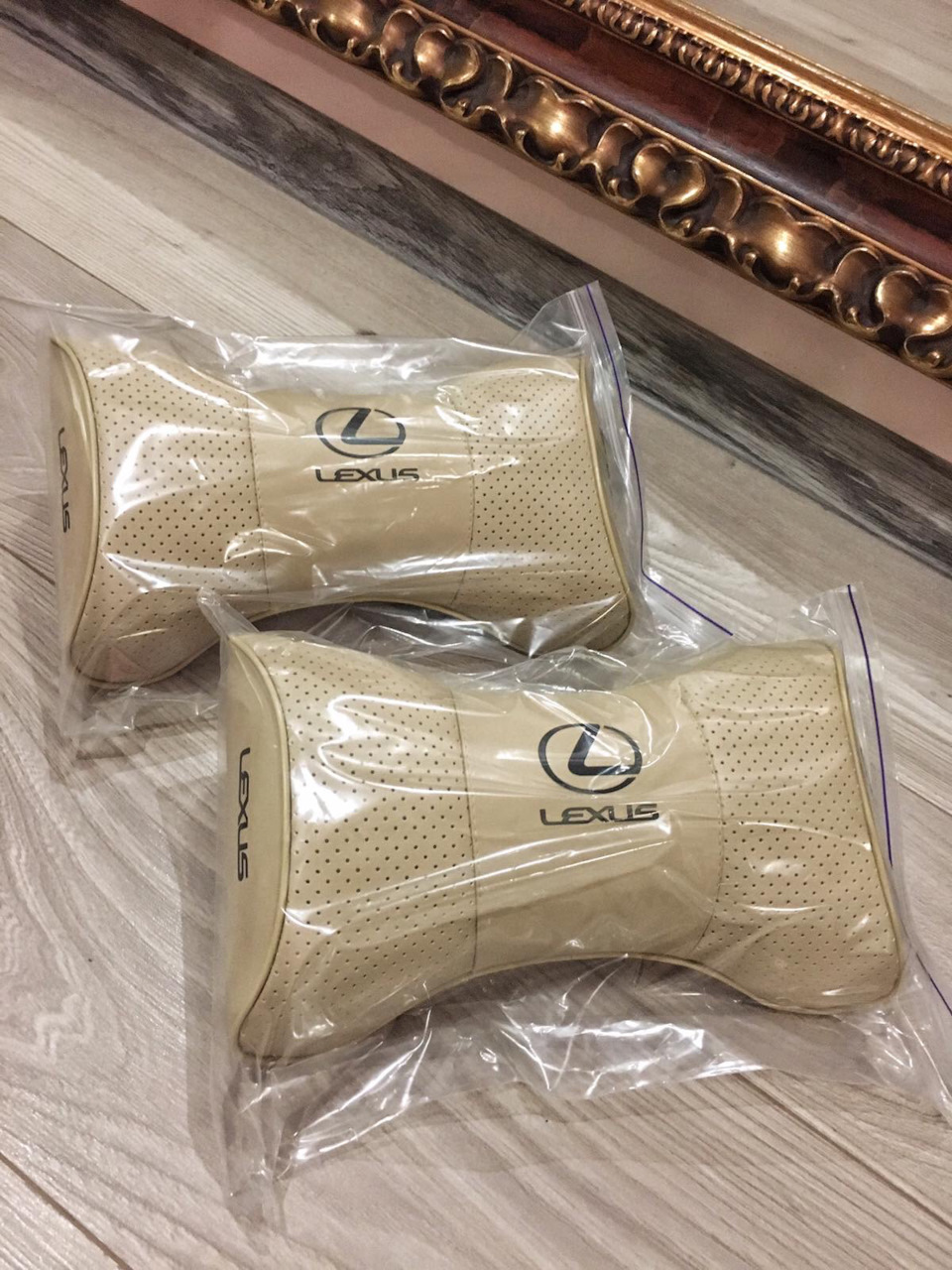 1. Подушки Lexus 1