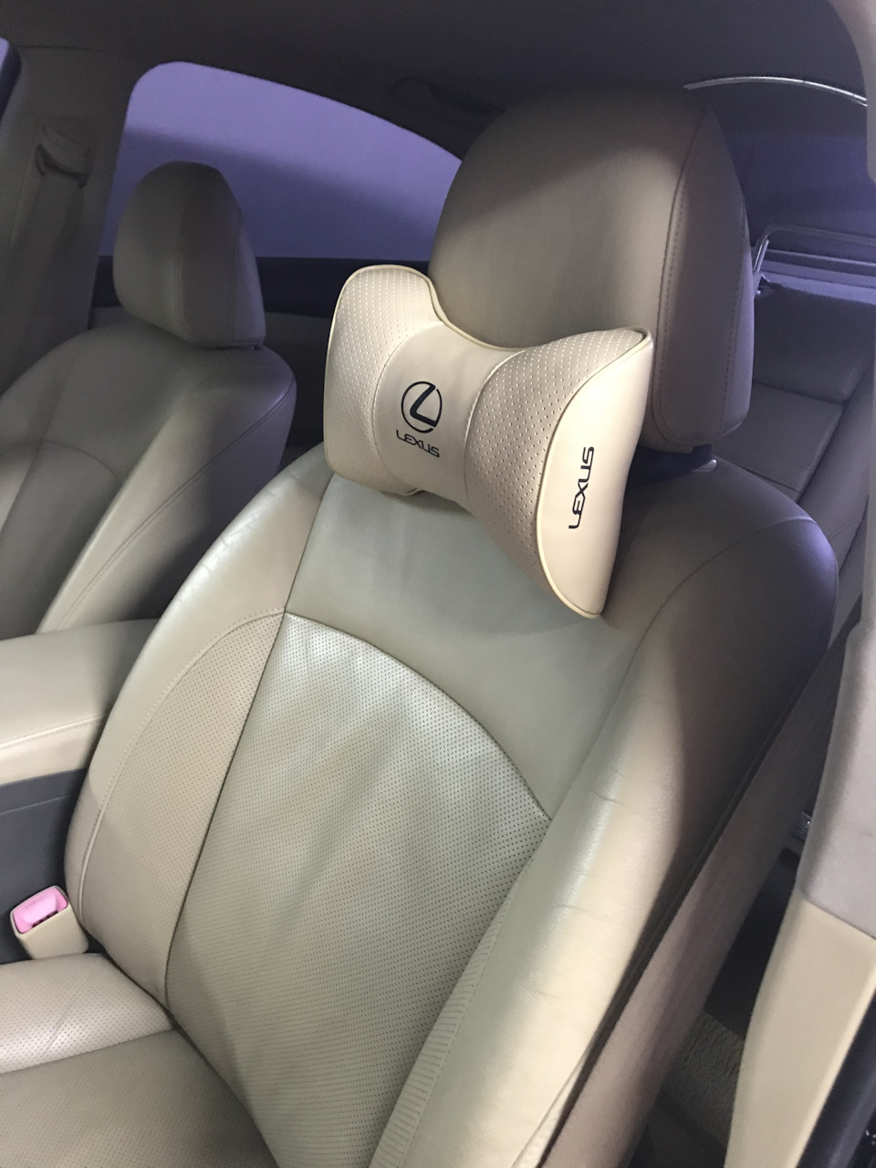 1. Подушки Lexus 2