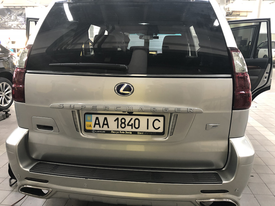 Поставили подіум під номер від LX570 superior 2