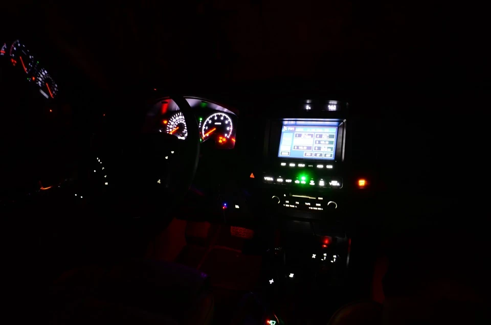 Білі світлодіоди в салон.