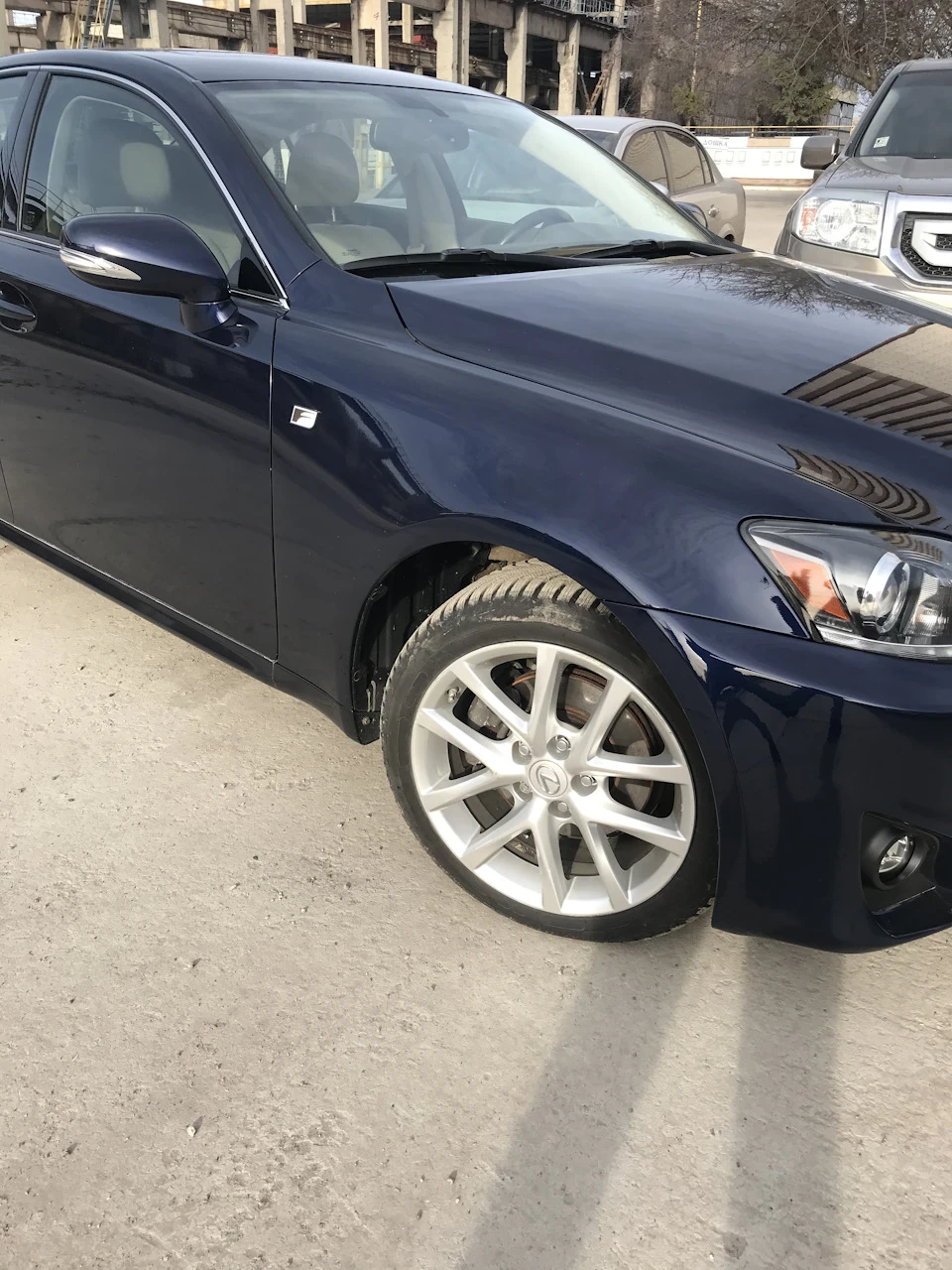 Наклеїв улюблену літеру всіх власників Lexus
