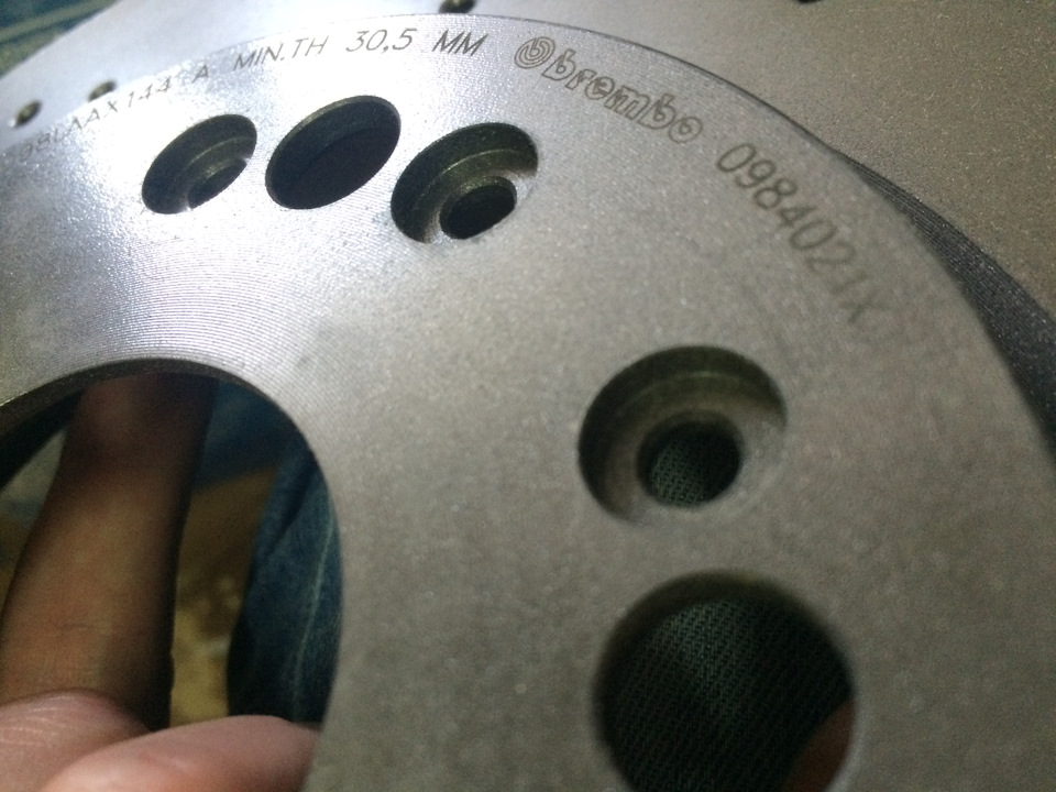 Передні перфоровані гальмівні диски Brembo Xtra-Line + Brembo колодки + літня гума і кришка радіатора 4