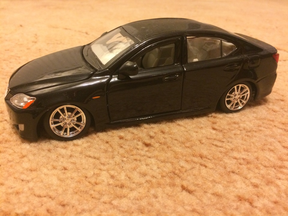 Моделька Lexus IS 1