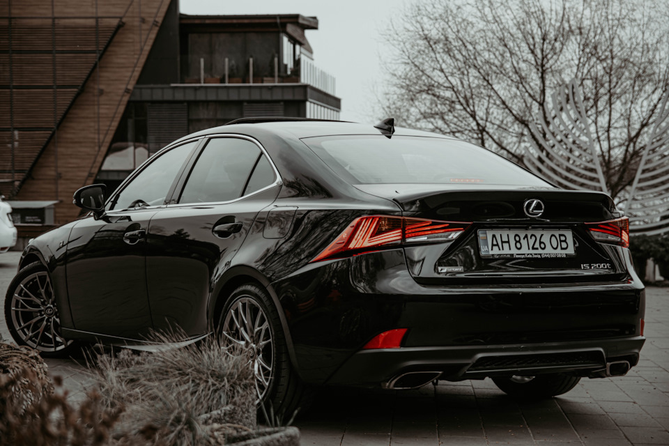Весняний Lexus 4