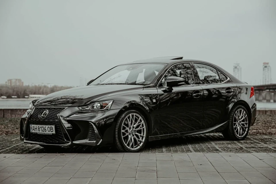 Весняний Lexus