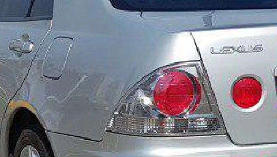 Полірування заднього ліхтаря за допомогою MOTHERS PowerPlastic 4Lights