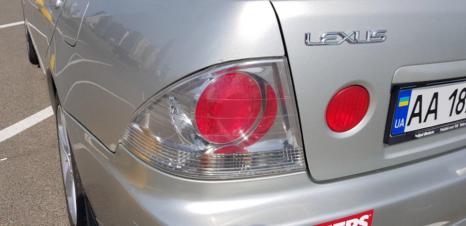 Полірування заднього ліхтаря за допомогою MOTHERS PowerPlastic 4Lights 3