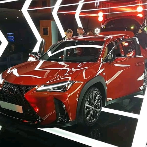 Заміна інвертора, презентація Lexus UX 5