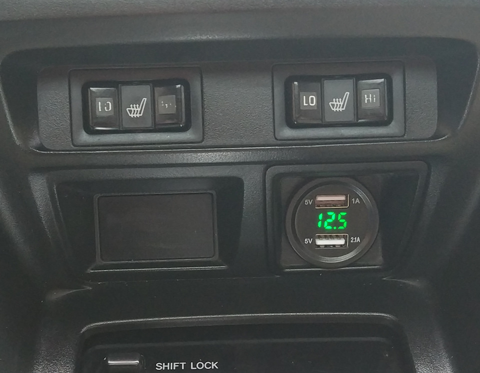 USB-зарядка з вольтметром замість прикурювача 1