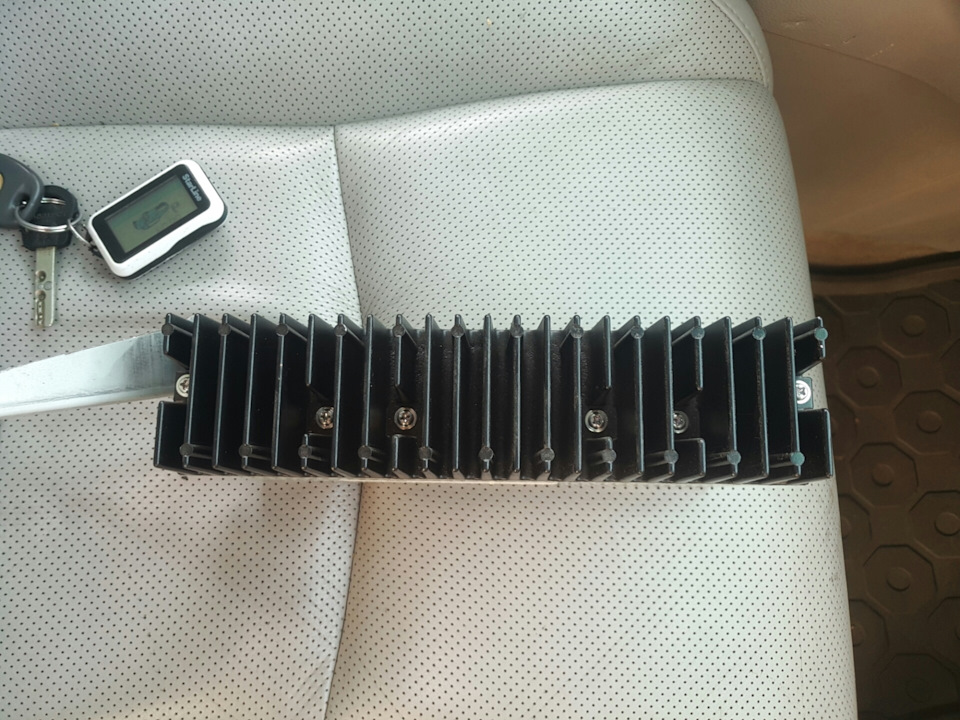 Штатний підсилювач аудіо, не працюють 2 виходи на передні нижні динаміки 4