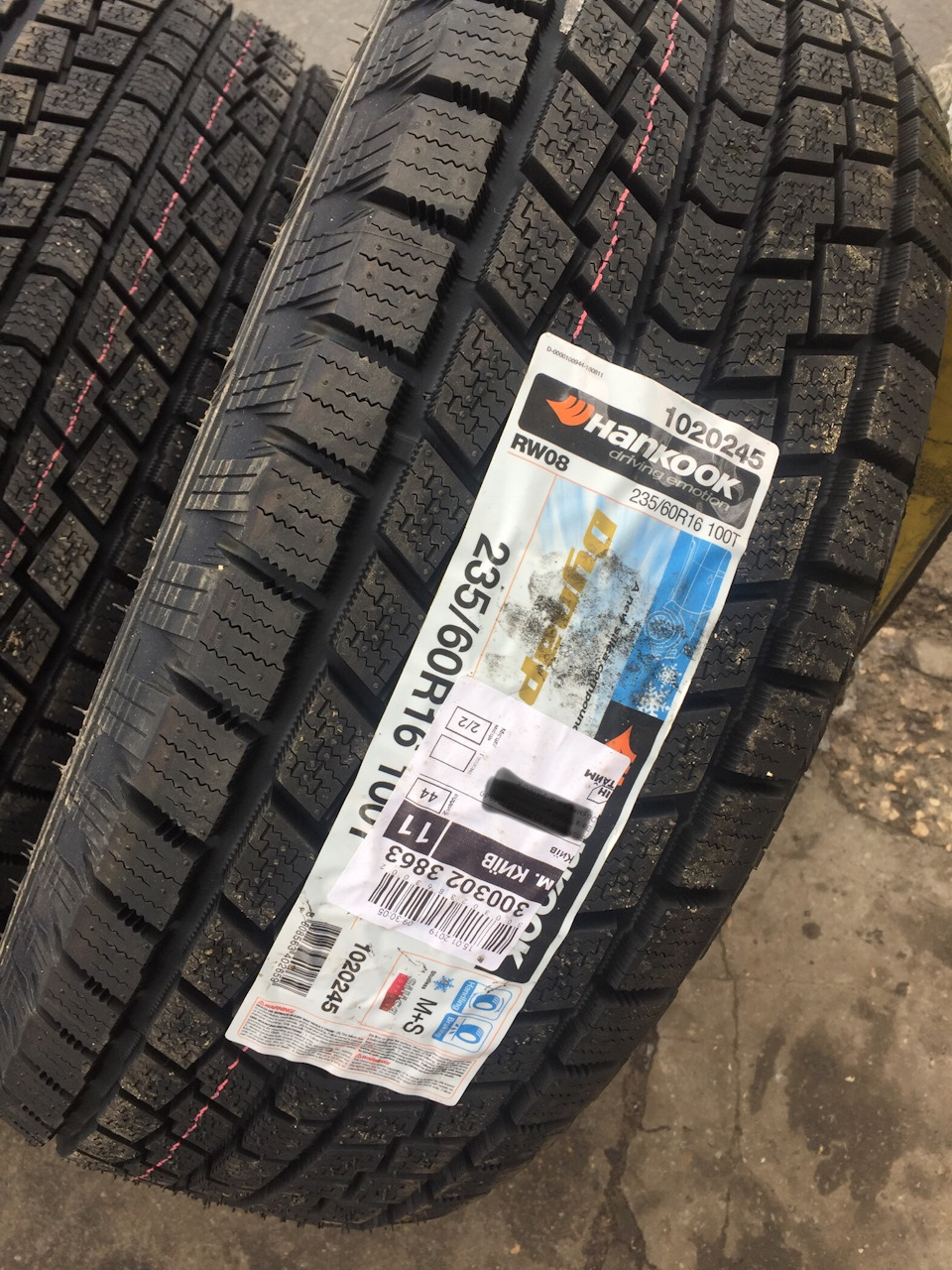Нова гума Hankook 235/60r16 3