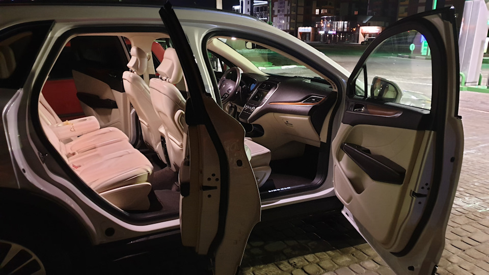 6. Опції Lincoln MKC Reserve. Що може бути в авто. 1